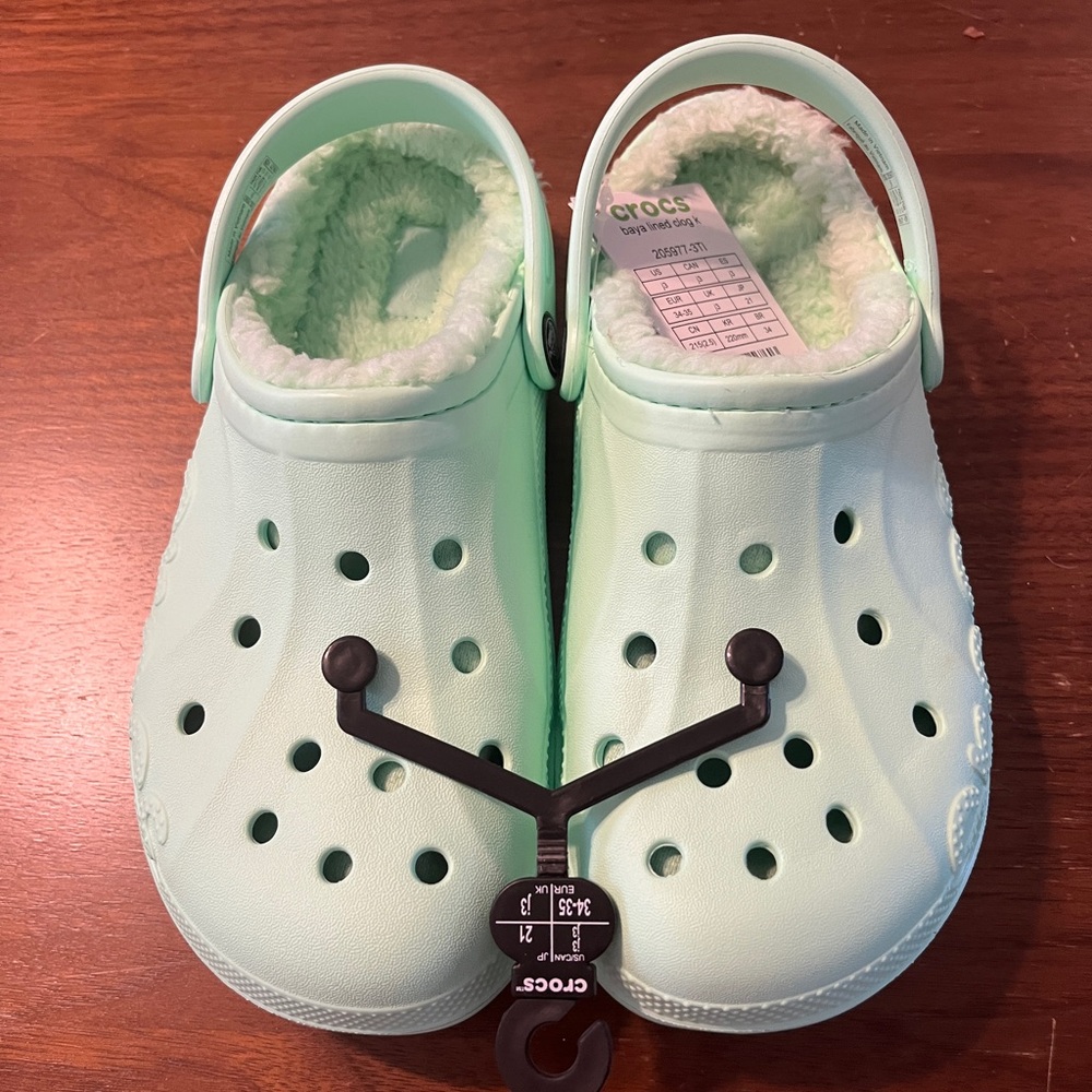 NWT Seafoam fuzzy lined Baya Crocs clog.